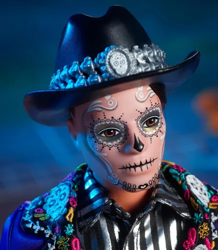 Vista 2 de Barbie Signature Ken Fashion Muñeca, 2023 Dia de Muertos coleccionable con chaqueta azul, sombrero negro y soporte para muñeca
