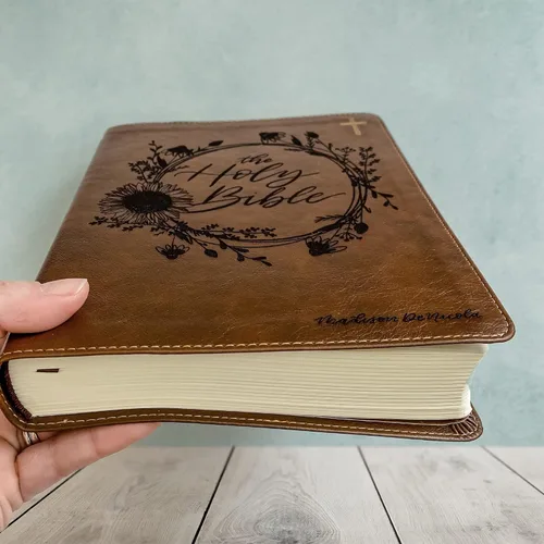 Vista 4 de Biblia grabada a mano con letras y láser NIV Journaling, regalo personalizado, grabado de nombre personalizado disponible