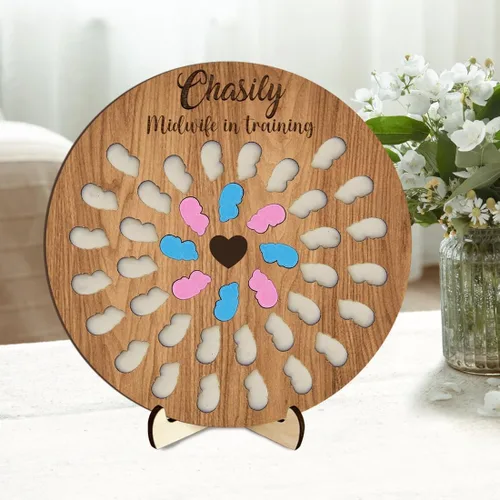 Vista 4 de Contador de nacimiento personalizado para estudiantes partera con 50 espacios para bebés, tablero de madera en forma de corazón