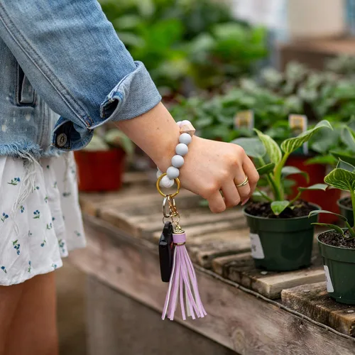 Vista 17 de dizzy creek designs Llavero pulsera, pulsera de cuentas de silicona para mujer, llavero con borla de cuero
