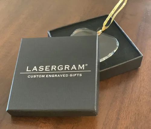Vista 2 de LaserGram Adorno de Navidad de vidrio personalizado, flor de lis, idea de regalo grabada con láser personalizado (forma de corazón)