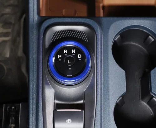Vista 5 de iJDMTOY Cubierta de aluminio para consola central de cambio automático, giratorio/selector de engranajes, compatible con Ford Maverick 2022
