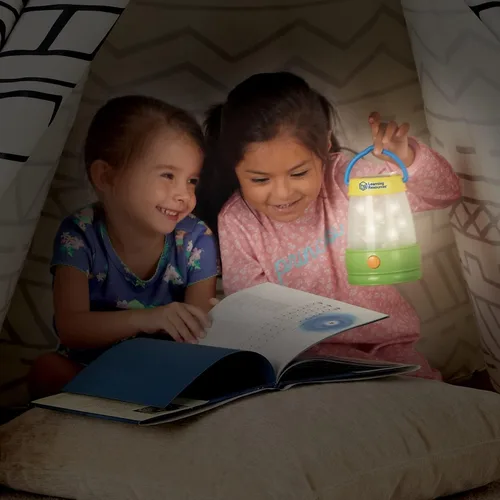Vista 4 de Learning Resources Linterna solar, accesorios de campamento para niños, luz portátil de fácil agarre, juego de exploración, a partir de 3 años