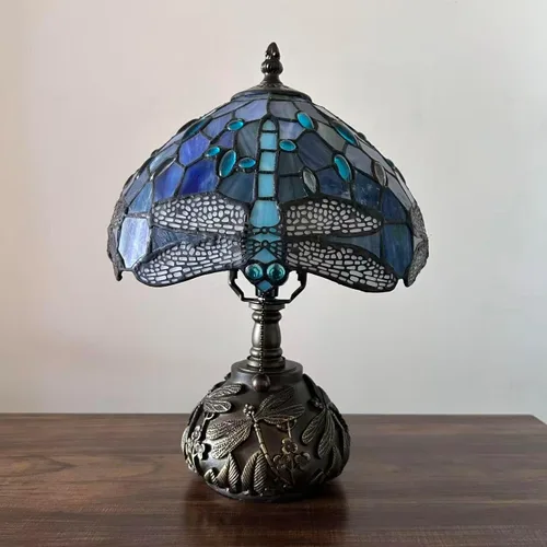 Vista 7 de Tiffany Lámpara de mesa con diseño de libélula azul, bombilla LED con vitral, incluye base de libélula para sala de estar, dormitorio, mesita