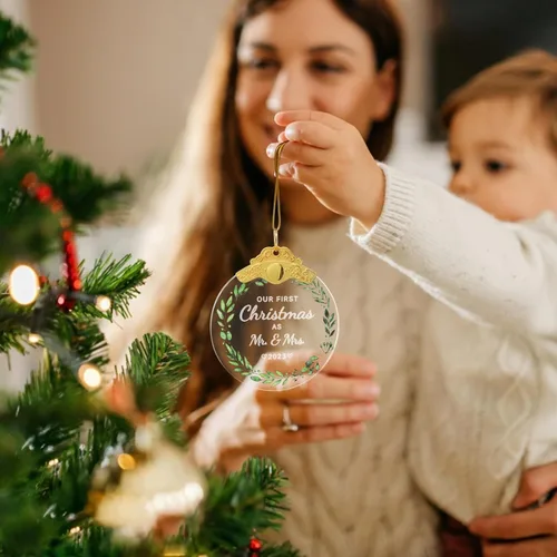Vista 2 de Adorno de matrimonio de primera Navidad 2023, Just Married Mr and Mrs Sign Gifts Our First Christmas Ornament 2023 Regalos de despedida de soltera