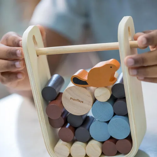 Vista 9 de PlanToys Timber Tumble - Juego de equilibrio y estrategia de madera para niños a partir de 3 años Juguete educativo Montessori para habilidades