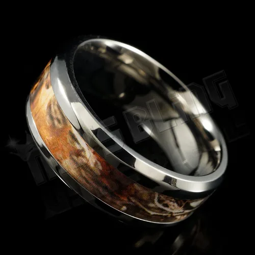 Vista 4 de Niv's Bluing, anillo de boda de titanio con incrustaciones de camuflaje de 0.315in