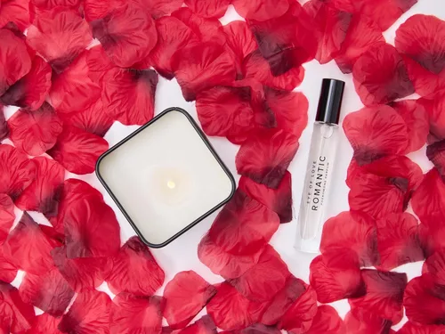 Vista 5 de Love in Transit Travel Set – Perfume de feromonas románticas y vela con pétalos de rosa, bolsa de viaje