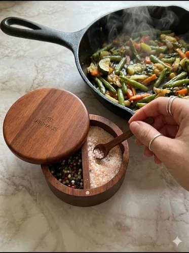 Vista 4 de Juego de cuencos de sal y pimienta de madera de acacia con tapa magnética giratoria y cuchara, organizador ecológico para encimera de cocina