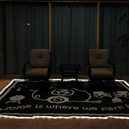 Vista 2 de Stylish Camping Tapete de patio iluminado con luces LED, tapete reversible para casa rodante de 8 x 11 pulgadas Negro/Blanco