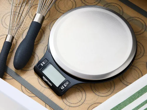Vista 4 de Amazon Basics - Báscula de cocina digital con pantalla LCD, pilas incluidas, pesa hasta 11 libras, negra y de acero inoxidable