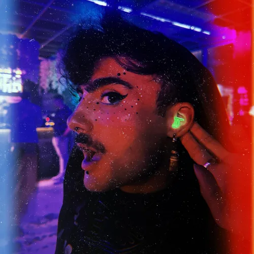Vista 5 de Eargasm Tapones para los oídos de alta fidelidad que brillan en la oscuridad para conciertos, festivales, músicos, DJs, protección auditiva nocturna