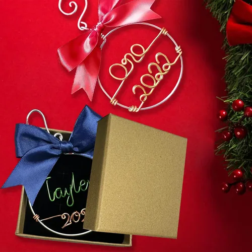 Vista 3 de Adorno de Navidad personalizado con nombre de alambre 2023, palabras hechas a mano personalizadas, latón macizo para decoración del árbol