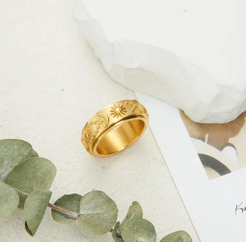 Vista 2 de MOROYA Anillo anti ansiedad chapado en oro de 14 quilates para mujeres y hombres, anillo giratorio de acero inoxidable con caja negra empaquetada