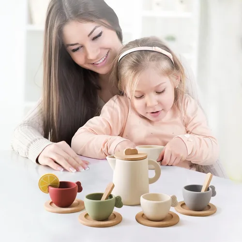 Vista 7 de Encantador Juego de Fiesta de Té de Madera - Tetera de Silicona, Tazas y Cuchara Recolectora - Perfecto para Fiestas de Té de Niñas Pequeñas y Juego