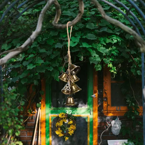 Vista 4 de Campanas de bruja para perilla de puerta para protección, kit de 2 carillones de viento de bruja, corona colgante hecha a mano, decoración Wiccan