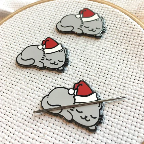 Vista 2 de Sleepy Christmas Kitty en Santa Hat Magnético Esmalte Aguja Minder