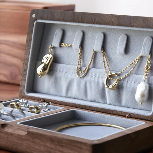 Vista 5 de Joyero pequeño de madera de nogal Mini joyero de viaje de madera, organizador portátil para anillos, aretes, collares y pulseras de almacenamiento