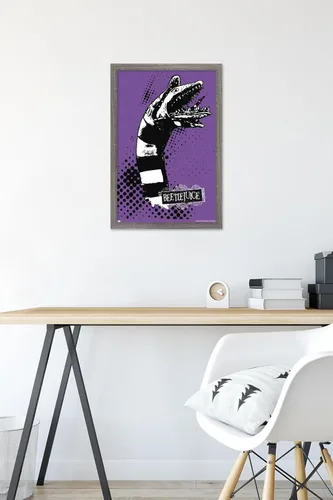 Vista 6 de Trends International Beetlejuice - Póster de pared de gusano de arena, 22.4 pulgadas de largo x 14.7 pulgadas, versión enmarcada de madera