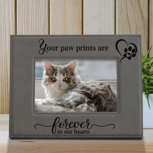 Vista 4 de KATE POSH - Your Paw Prints are Forever in our Hearts. Marco de fotos de cuero grabado. Regalo conmemorativo para mascotas, pérdida de perro y gato