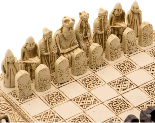 Vista 4 de Isle of Lewis - Juego de ajedrez celta compacto de 9 pulgadas, color crema