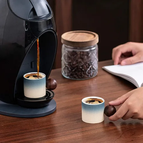 Vista 5 de Mini tazas de cerámica para café expreso, tazas Demitasse con mango redondo de madera a rayas verticales tazas de té (beige y azul, 2 unidades)