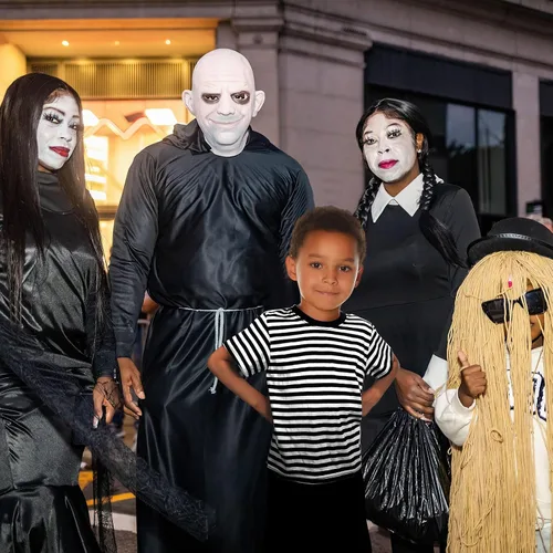 Vista 2 de FONYFA Disfraz de Addams de Halloween, camisetas de manga corta a rayas, pantalones cortos y calcetines de tubo alto para fiesta temática