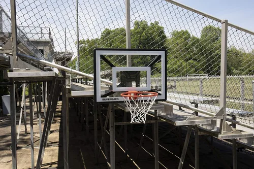 Vista 9 de Aro de baloncesto juvenil Silverback Junior de 33" con tecnología de montaje Lock 'n Rock. Se monta en postes redondos y verticales, color negro