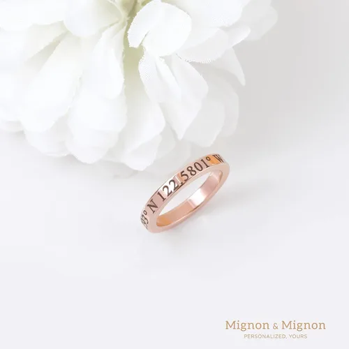 Vista 2 de MignonandMignon Anillos grabados personalizados para mujer, anillos a juego de amistad, apilamiento de coordenadas, conmemorativo para mejor amiga