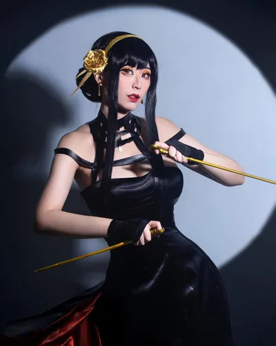 Vista 2 de S Family Yor Forger Props – Thorn Princess Weapon Gold Stiletto Yor Briar Cosplay Accesorios