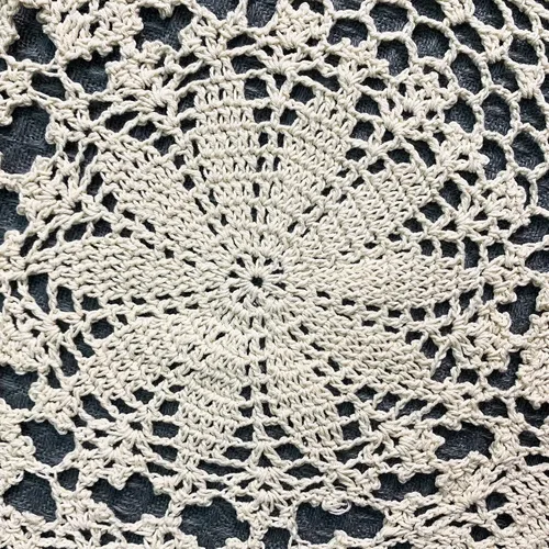 Vista 4 de USTIDE Camino de mesa ovalado de ganchillo hecho a mano de 20 x 31.5 pulgadas, tapices de encaje, decoración de mesa de café, sofá, soporte de TV