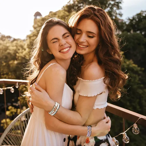 Vista 5 de Pulseras envolventes de cuero para mujer, pulseras negras, pulseras bohemias multicapa con cierre magnético, pulseras de corazón, joyas
