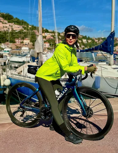 Vista 2 de FitsT4 Sports Chaquetas de ciclismo para mujer, ligeras, cortavientos, reflectantes, con capucha