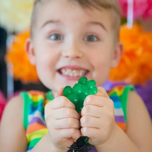 Vista 6 de ArtCreativity Pelotas antiestrés de malla de 1.75 pulgadas para niños, paquete de 24, juguetes para apretar en varios colores para aliviar