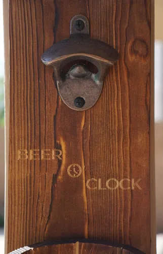 Vista 5 de Abrebotellas y recolector rústico "Beer O' Clock" montado en pared - Pino con tinte oscuro con abridor de aleación de zinc - Cubo de madera