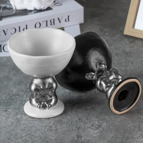 Vista 7 de KAMMAK Portavelas de cerámica con base de figura de conejo plateado, soporte de pedestal festoneado negro mate para velas de pilar, diseño inspirado