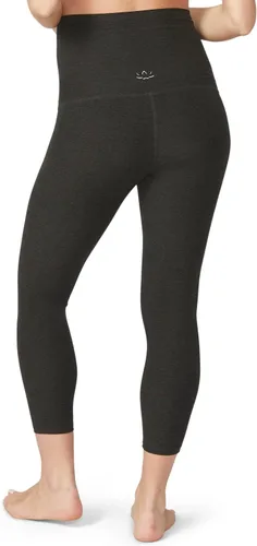 Vista 4 de Beyond Yoga Leggings capri de maternidad con cintura imperio