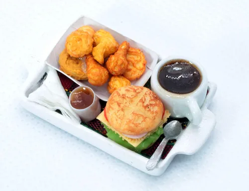 Vista 3 de Juego de comida en miniatura para casa de muñecas, hamburguesa, pollo frito y café, pequeños coleccionables de alimentos