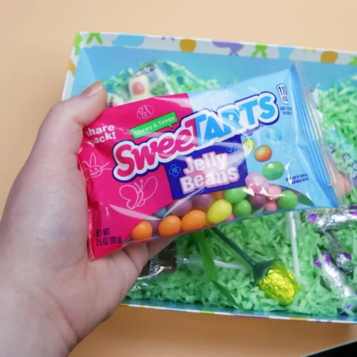 Vista 6 de SweeTarts Jelly Beans, golosinas de Pascua, ideales para rellenar cestas y recuerdos de fiesta de primavera, 3.5 onzas (paquete de 3)