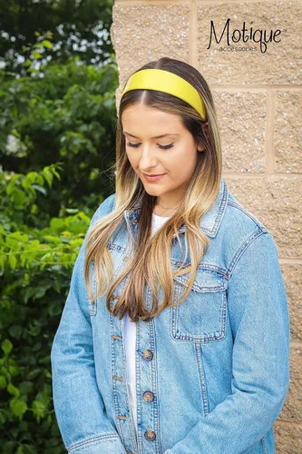 Vista 3 de Banda para el cabello sólida de 2 pulgadas de ancho parecida a la de la piel., Amarillo