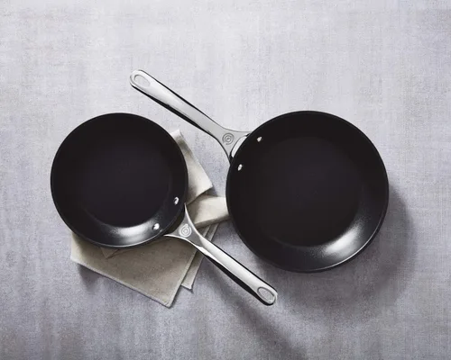Vista 2 de Le Creuset Juego de utensilios de cocina antiadherentes endurecidos, 2 piezas (sartén de 8 y 10 pulgadas)
