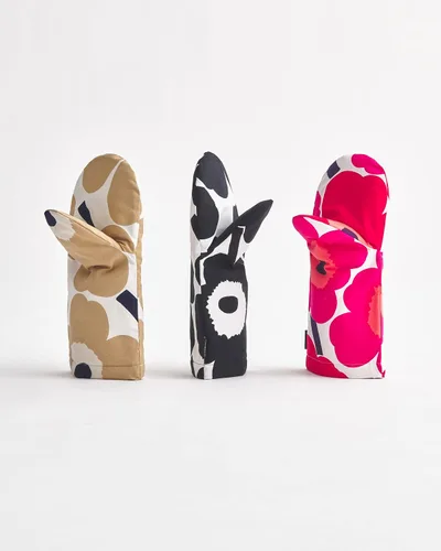 Vista 5 de MARIMEKKO Räsymatto Kitchen Accessories Set – Refine Your Kitchen Décor with Our Iconic Designs – Includes Stylish Apron, Oven Mitt and Pot Holder
