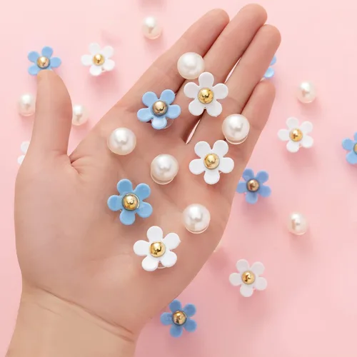 Vista 4 de NEVEGE Dijes de zapatos de flores para niñas, lindos dijes de diseño de flores para adultos, adolescentes, niños, decoración de zapatos Kawaii
