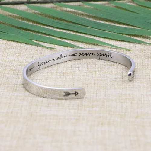 Vista 3 de JoycuFF Pulseras de acero inoxidable para mujer, con frase inspiradoramantra (en inglés) oculta, un regalo para mostrarle tu apoyo a tus amigas
