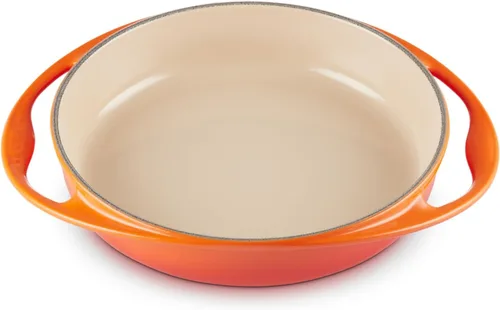 Vista 8 de Le Creuset - Plato redondo de hierro fundido esmaltado, 2 cuartos de galón, color cereza Cerise