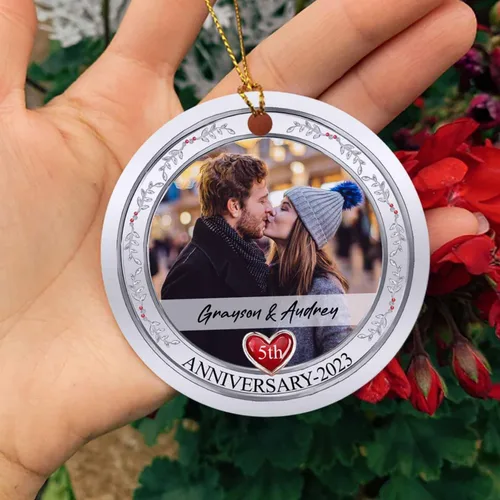 Vista 5 de Adorno de 5º aniversario, decoración del árbol de Navidad, nombres personalizados y recuerdos de aniversario de fotos, regalos para parejas juntas