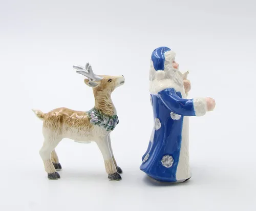 Vista 2 de Juego de salero y pimentero de cerámica fina de Navidad con reno amigo de Papá Noel, 4-5/8 pulgadas de alto
