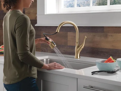Vista 2 de DELTA Ophelia - Grifo de cocina de oro cepillado con pulverizador extraíble, grifo de fregadero de cocina de un solo agujero moderno, una sola