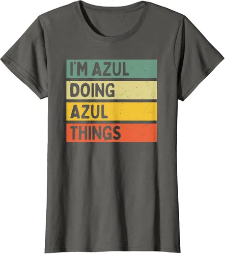 Vista 6 de Camiseta divertida con cita personalizada con texto en inglés "I'm Azul Doing Azul Things
