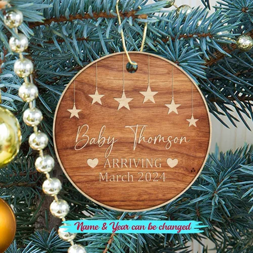 Vista 2 de Adorno personalizado para bebé que llega 2027, adorno de Navidad de Bump, elige el nombre del bebé y el año de Navidad para el nuevo abuelo abuela